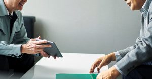 ファクタリング取引を行うのに、代表者個人の保証や連帯保証人は必要ですか？